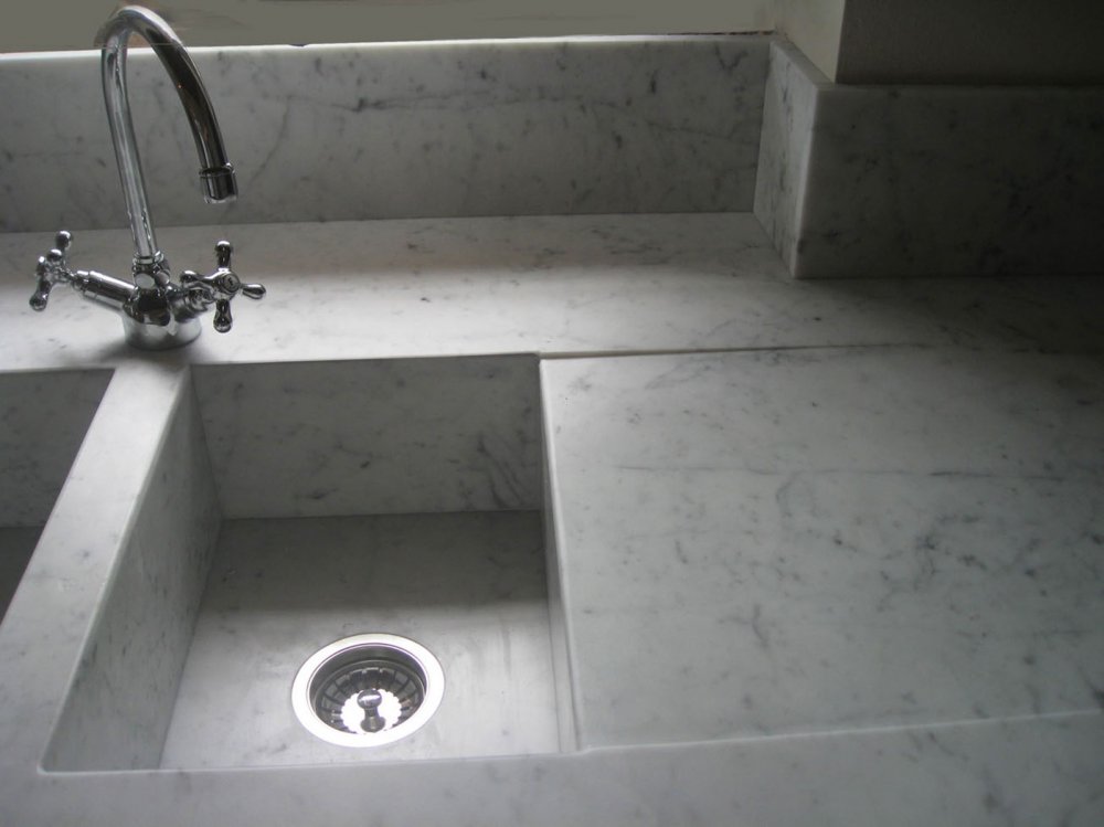 Cucina in FerroParticolare di lavabo in marmo di Carrara anticato e spazzolato